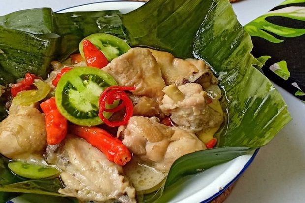 Cara Buat Garang Asem Ayam Bungkus Daun Pisang